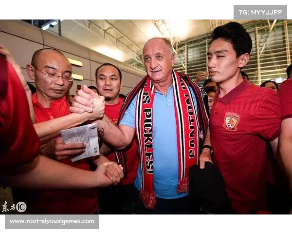 光明球场球迷高举穆里尼奥画像,致敬功勋教练 光明球场球迷高举穆里尼奥画像,致敬功勋教练